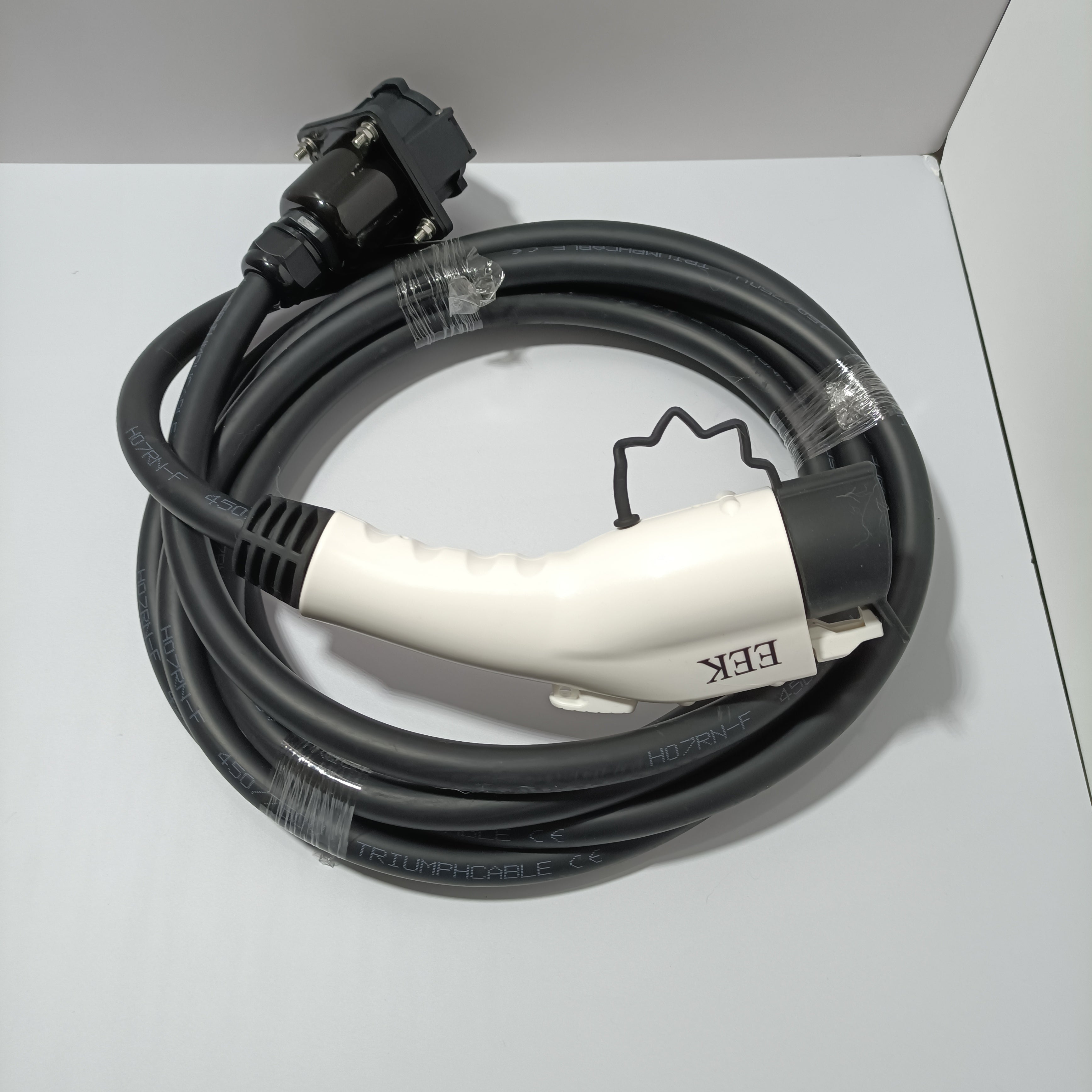 EEK Battery chargers for use with vehicle batteries, fast charging, waterproof, compact and portable
