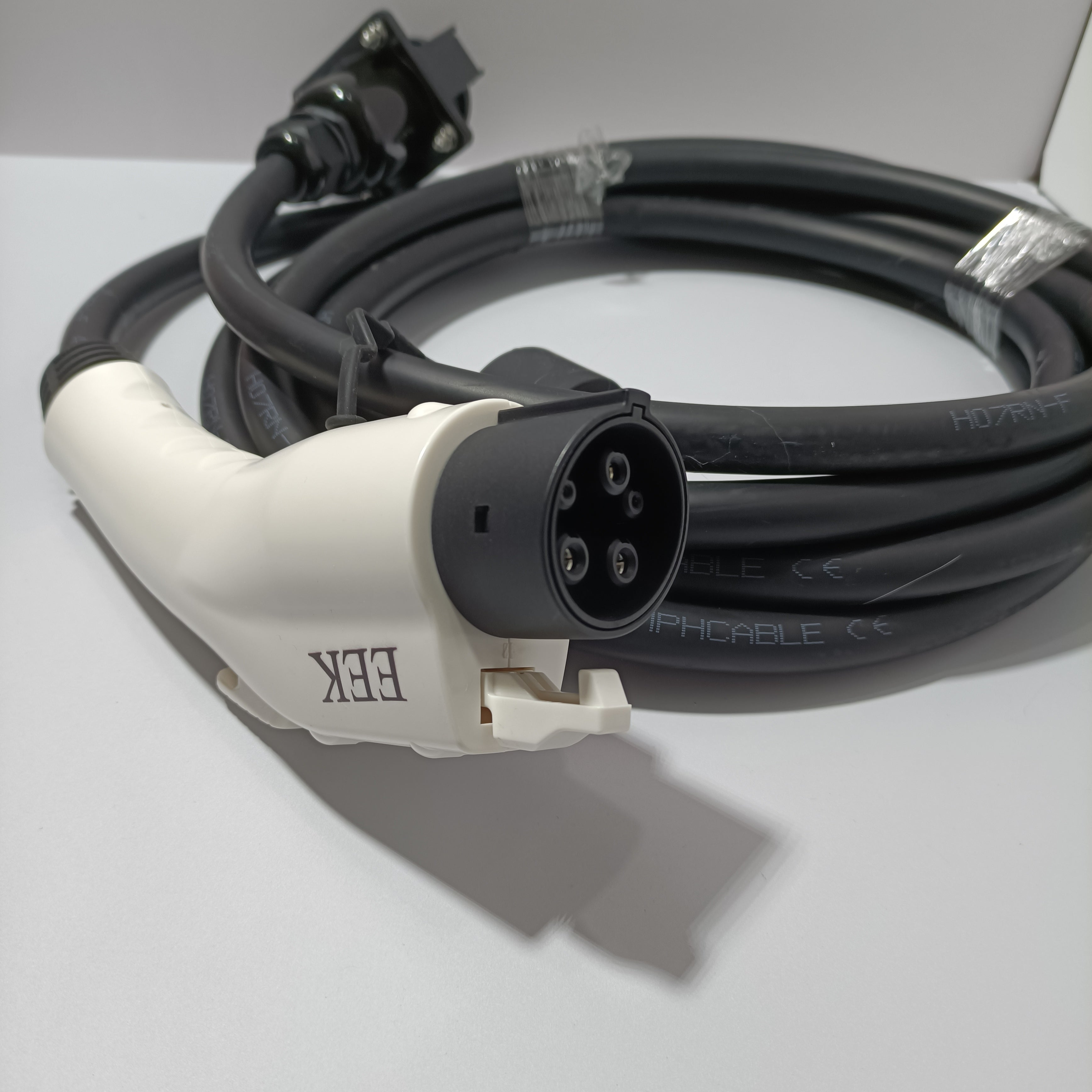 EEK Battery chargers for use with vehicle batteries, fast charging, waterproof, compact and portable