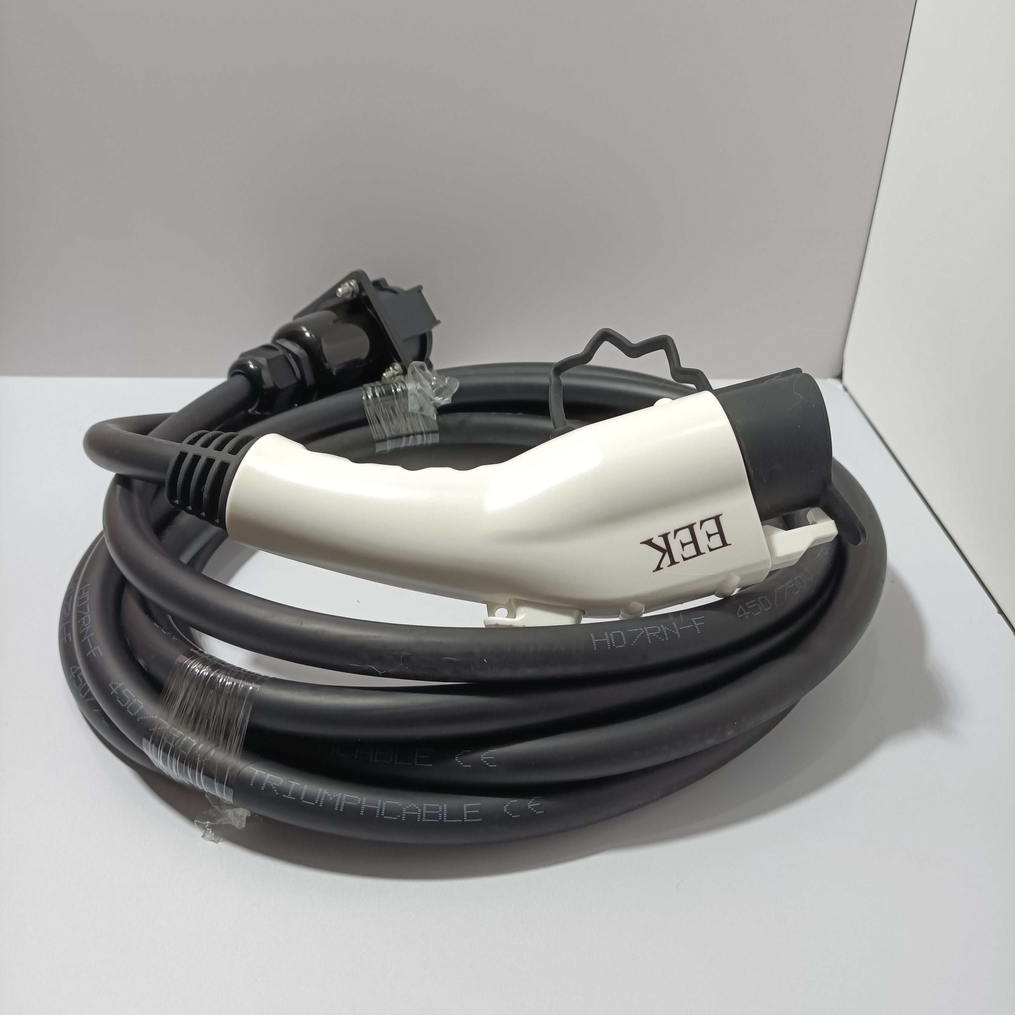 EEK Battery chargers for use with vehicle batteries, fast charging, waterproof, compact and portable