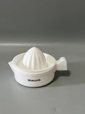 Moeuonb Non-electric lemon squeezers – White Plastic Non-Electric Citrus Juicer, 10×10×8cm Compact Design, Easy to Use & Clean for Lemons, Limes & Small Fruits